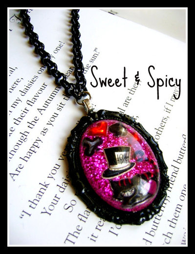 normal_stregatto-cheshire cat resin cammeo necklace1.jpg