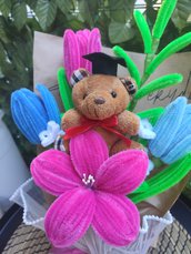Bouquet di fiori in ciniglia fatto a mano con orsetto per celebrare Laurea