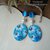 Orecchini pendenti in legno decorato con fiori, perle e perni in cristallo azzurro 